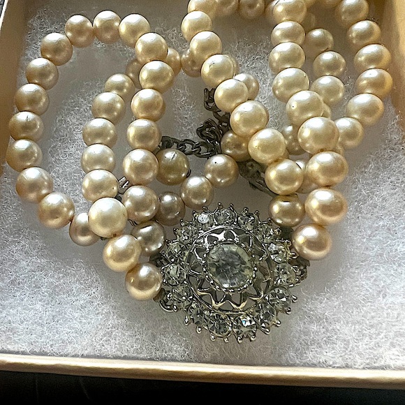 Pearls have made their come back. Vintage Pearl and Rhinestone necklace Stunning - Picture 2 of 4